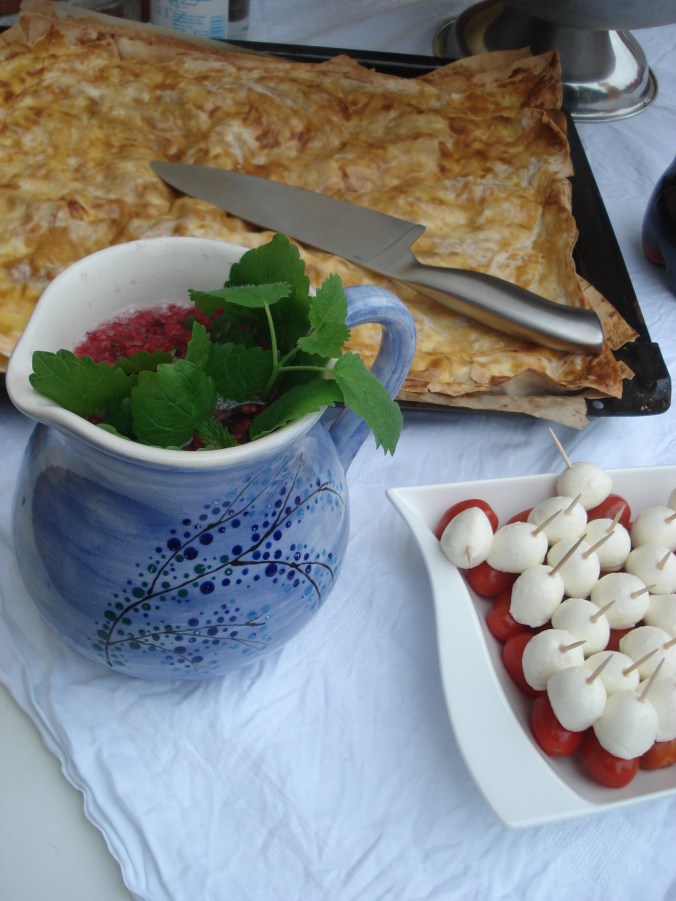 Das herzhafte Buffett. In der Karaffe ist Mineralwasser mit Limettensaft, TK-Waldfrüchten und Zitronenmelisse.