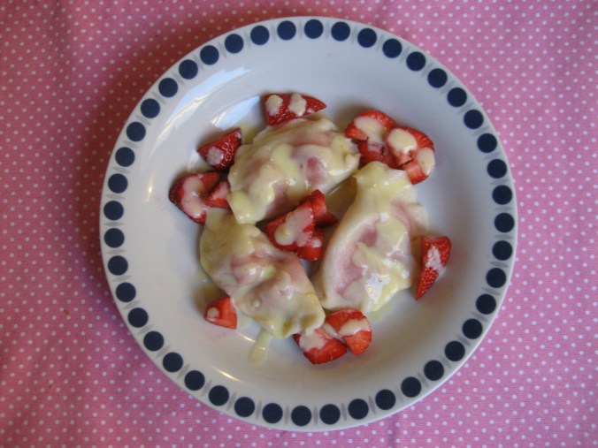 Erdbeerpierogi mit Vanillesoße