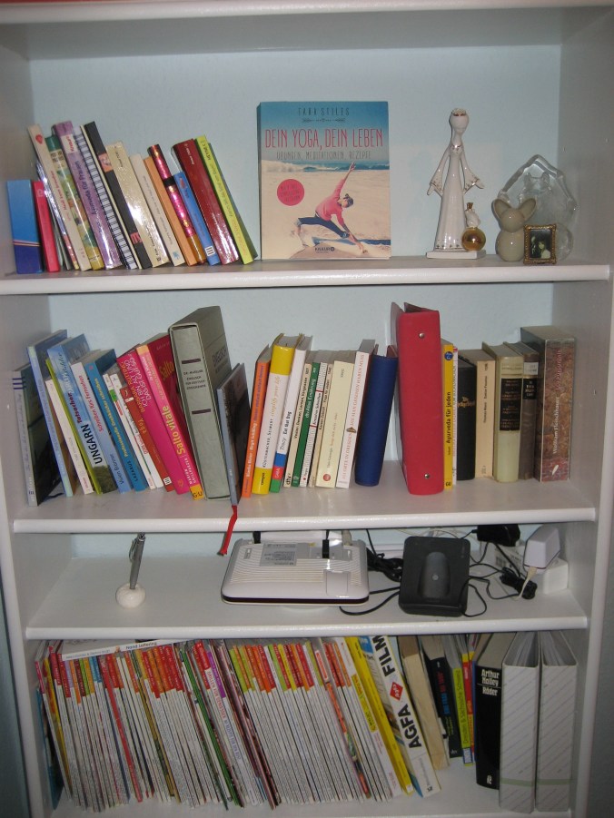 großes Regal im Flur